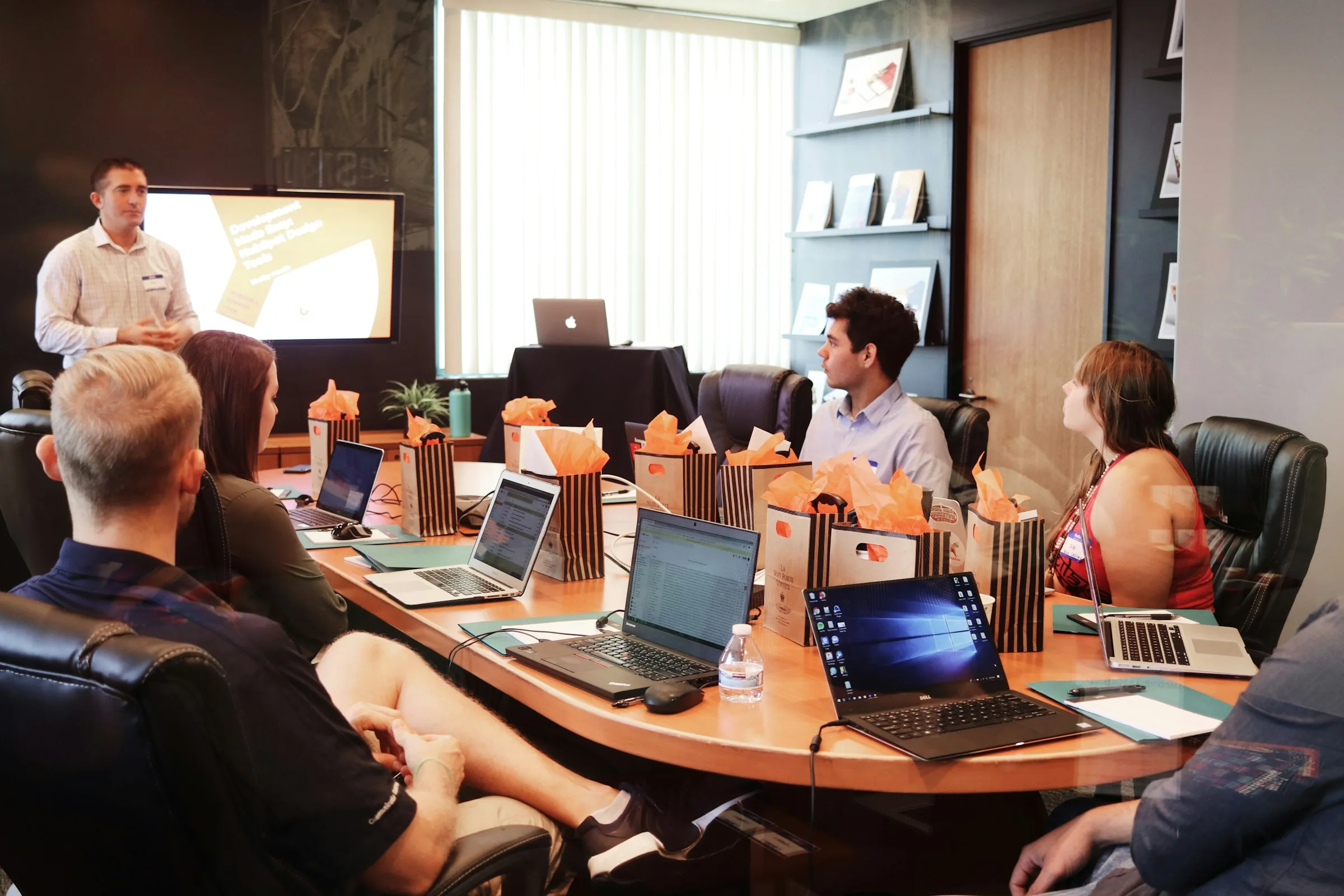 Team lead collaborating with colleagues on a laptop